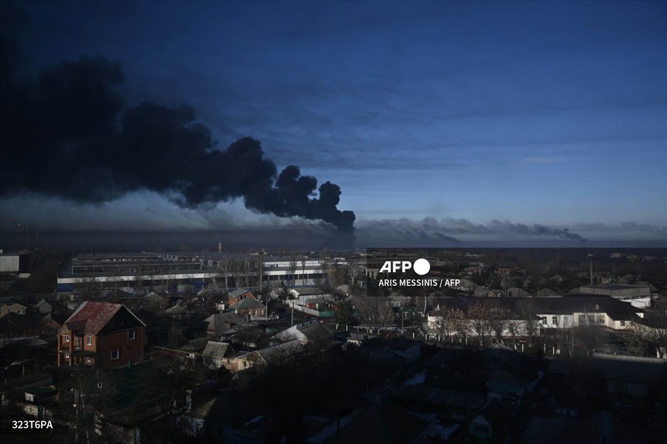 Sân bay quân sự ở Chuguyev, gần Kharkiv, Ukraina, bị tấn công ngày 24.2.2022. Ảnh: AFP