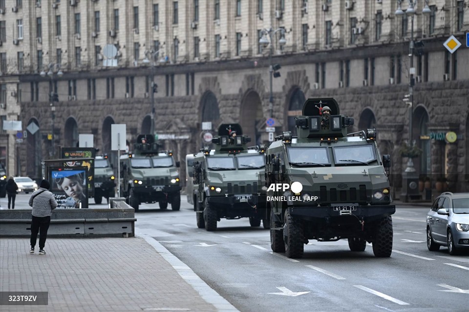 Xe quân sự Ukraina trên đường phố Kiev ngày 24.2.2022. Ảnh: AFP