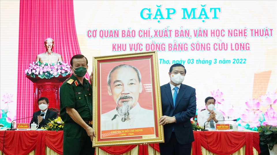 Đồng chí Lại Xuân Môn - Ủy viên Trung ương Đảng, Phó Trưởng Ban Thường trực Ban Tuyên giáo Trung ương tặng bức tranh Bác Hồ cho Quân khu 9. Ảnh: Tạ Quang.