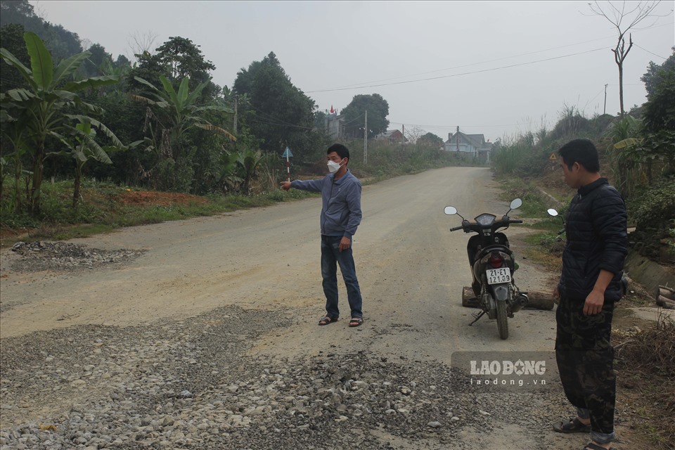 Người dân lo lắng khi đường vừa đi vào sử dụng chưa được 1 năm đã hư hỏng nặng nề.