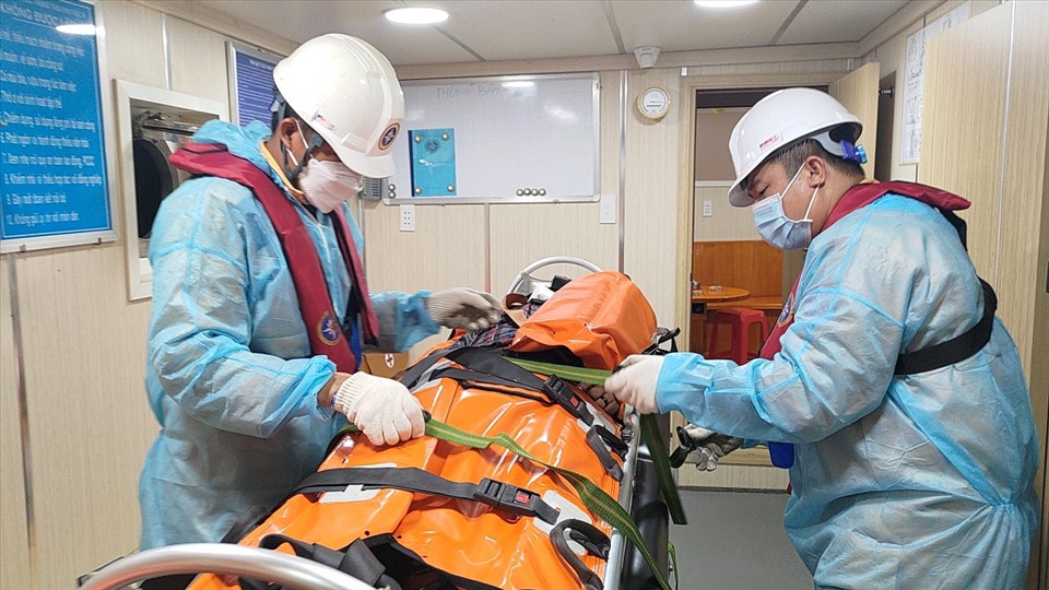 Lực lượng cứu nạn sơ cứu cho thủy thủ bị nhồi máu cơ tim trước khi chuyển về đất liền. Ảnh: N.B