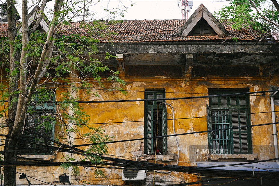 Dù trải qua nhiều sự đổi thay, vẫn có thể thấy những không gian đô thị, những công trình cũ gợi nét u hoài; tiêu biểu nhất ở khu vực trung tâm - quận Hồng Bàng và các quận Lê Chân, Ngô Quyền.