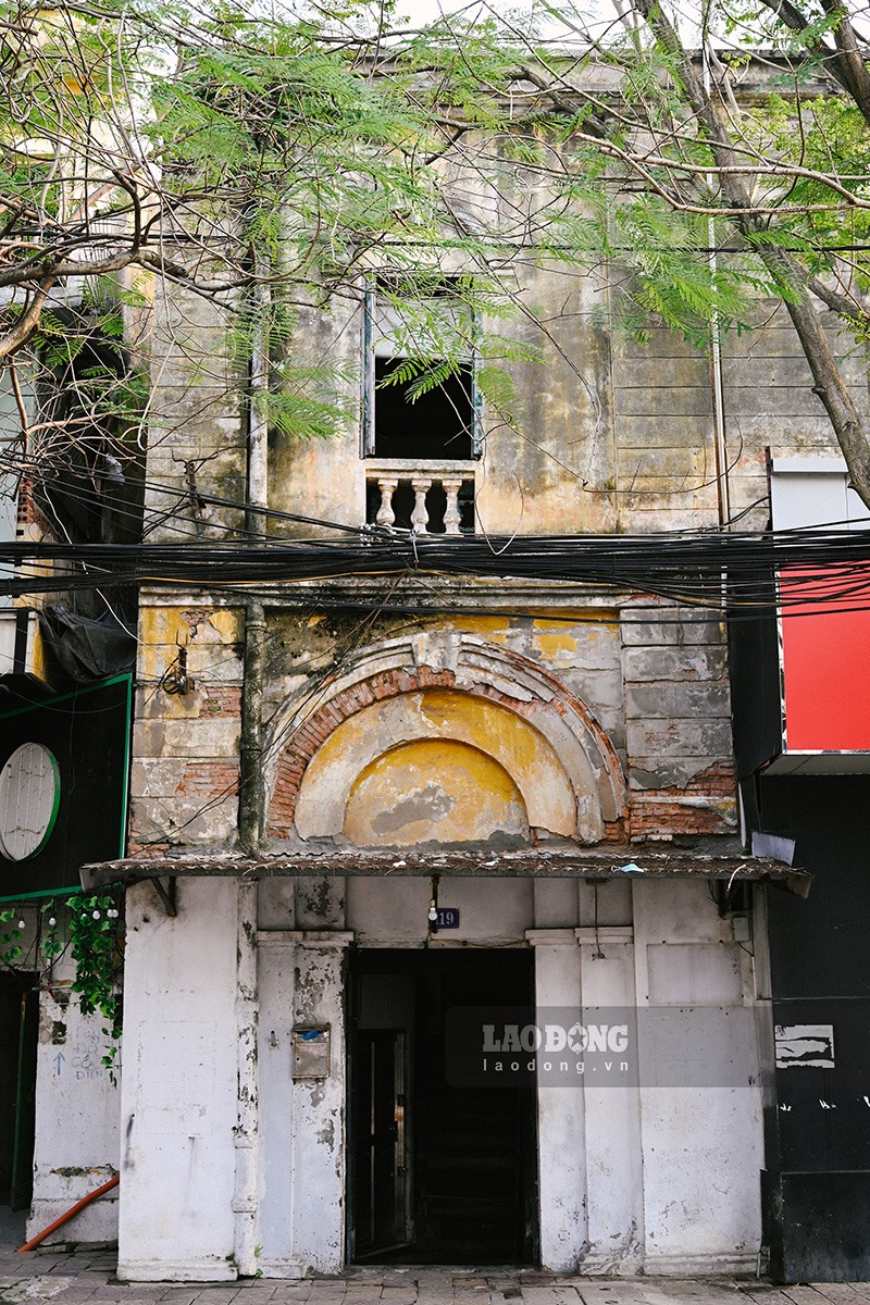 Mặt tiền một ngôi nhà phố trên đường Điện Biên Phủ (quận Hồng Bàng), vẫn còn nguyên vẹn, chưa bị thay đổi và biến dạng.