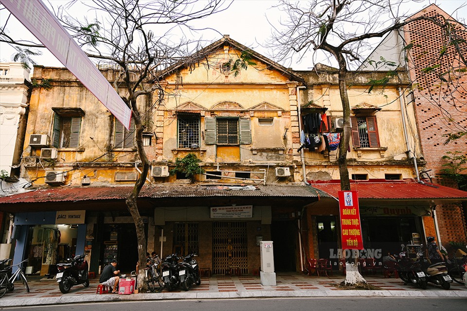 Mặt tiền một ngôi biệt thự cổ trên đường Đinh Tiên Hoàng (quận Hồng Bàng). Đây được coi là phố đẹp nhất ở Hải Phòng thời Pháp thuộc.