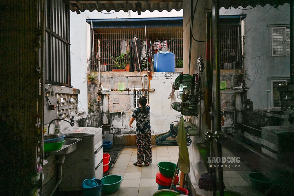 Bà Nguyễn Thị Minh, 86 tuổi đã có cả cuộc đời mình gắn bó với căn nhà cổ trên đường Trần Nhật Duật. Đối với bà Minh ngôi nhà cổ là những kỉ niệm, là dấu ấn thời gian. Ngôi nhà bà đang sinh sống đã sửa chữa sàn, tường song những cầu thang gỗ hay mặt tiền thì vẫn còn nguyên vẹn.