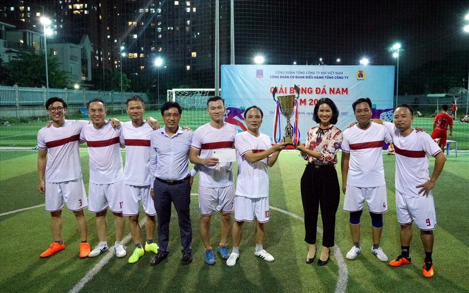 Đội Vô địch nhận lời chúc mừng của các lãnh đạo Công đoàn và CQĐH.