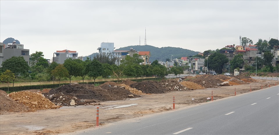 Những đống chất thải rắn đoạn qua phường Hà Tu, TP.Hạ Long. Ảnh: Nguyễn Hùng