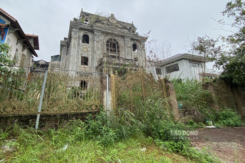 Cách đấy hơn 1km, nằm trên đường Trần Hưng Đạo thuộc phường Bắc Cường, TP Lào Cai cũng xuất hiện một ngôi biệt thự chưa hoàn thiện bị bỏ hoang.