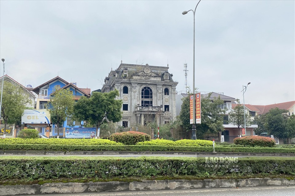 Tuy nhiên, cũng không biết vì lý do gì mà công trình không được tiếp tục hoàn thiện, để lại một ngôi nhà hoang cạnh những tòa nhà khang trang hiện đại, tạo thành hình ảnh xấu nằm giữa trung tâm phát triển như TP Lào Cai.