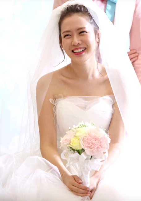 Tạo hình trong phim “Don’t look back: The Legend of Orpheus” được đánh giá là cô dâu đẹp nhất trong những lần Son Ye Jin diện váy cưới. Ảnh: Instagram