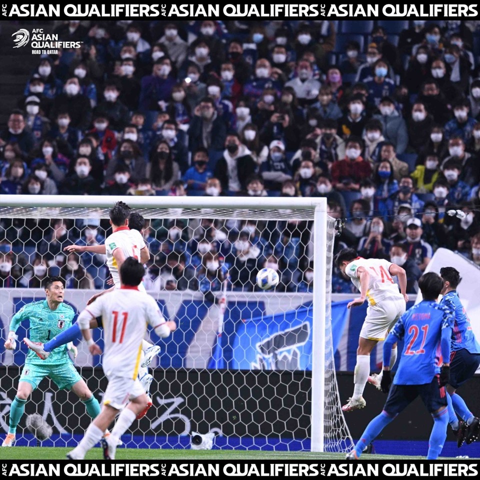 Tuyển Nhật Bản 1-1 tuyển Việt Nam: Tuyển Việt Nam toàn thua tuyển Nhật Bản trong 4 lần gặp nhau trước đó. Thứ hạng của đội cũng thua rất xa đội bóng xứ mặt trời mọc. Tuy nhiên, tuyển Việt Nam đã có được 1 điểm đầy bất ngờ nhờ pha lập công của trung vệ Nguyễn Thanh Bình. Đây cũng là lần đầu tiên 1 đội bóng Đông Nam Á ghi được bàn vào lưới Nhật Bản tại vòng loại World Cup kể từ năm 1989 đến nay. Ảnh: AFC