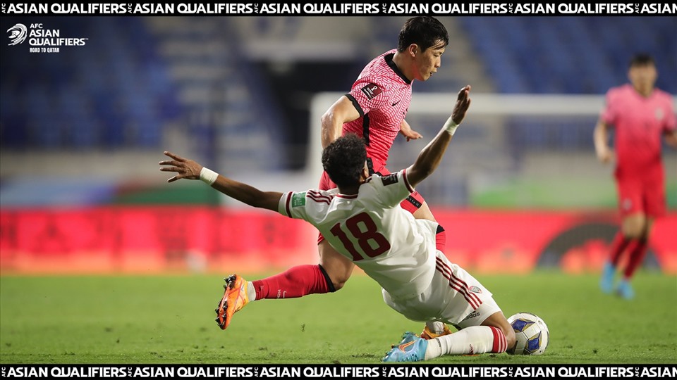 Tuyển UAE 1-0 Hàn Quốc: Ở trận đấu tối 29.3, tuyển Hàn Quốc kiểm soát bóng gần 80% thời gian, được hưởng gần 30 quả phạt góc nhưng không thể ghi bàn trước đội chủ nhà UAE. Đội bóng xứ kim chi thua trận vì 1 khoảnh khắc thiếu tập trung ở đầu hiệp 2. Trận thua này chấm dứt chuỗi 8 trận bất bại của tuyển Hàn Quốc trước UAE ở vòng loại World Cup trước đó. Ảnh: AFC