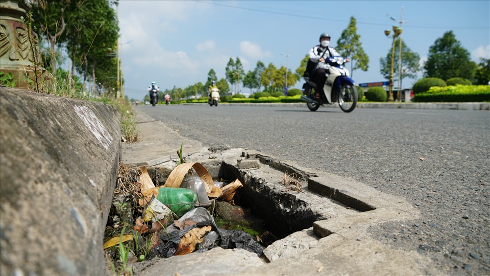 Tại tuyến đường Võ Văn Kiệt (quận Bình Thủy) tình trạng mất nắp cống chủ yếu chỗ thưa dân cư.