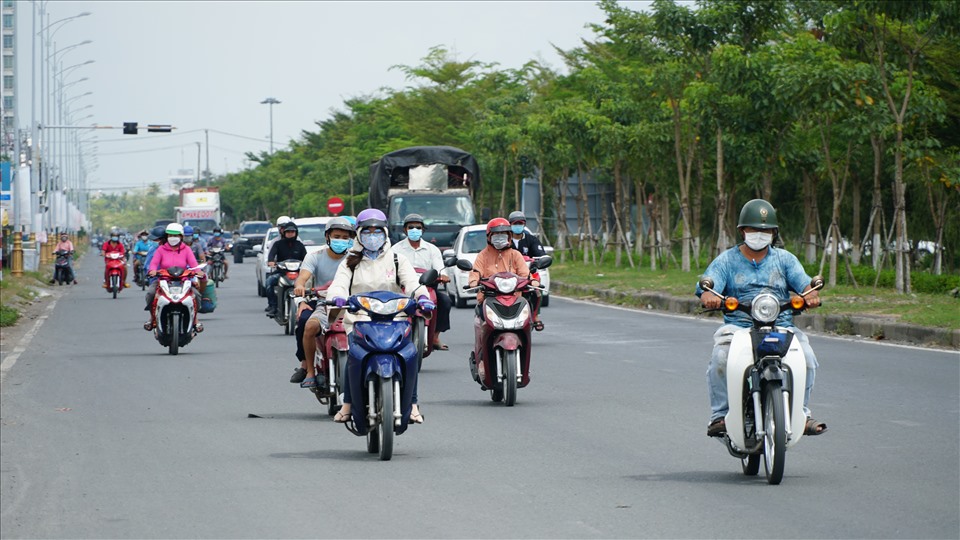 Theo ghi nhận của Lao Động ngày 30.3, dọc theo đường Võ Nguyên Giáp; đường Quang Trung (quận Cái Răng) và đường Võ Văn Kiệt rất nhiều nắp cống đã bị mất.