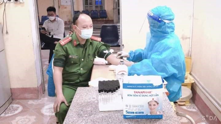 Thượng úy Nguyễn Văn Hợp sau khi biết thông tin đã đến Trung tâm y tế huyện Văn Yên hiến máu giúp sản phụ Bàn Thị Diện qua cơn nguy kịch.