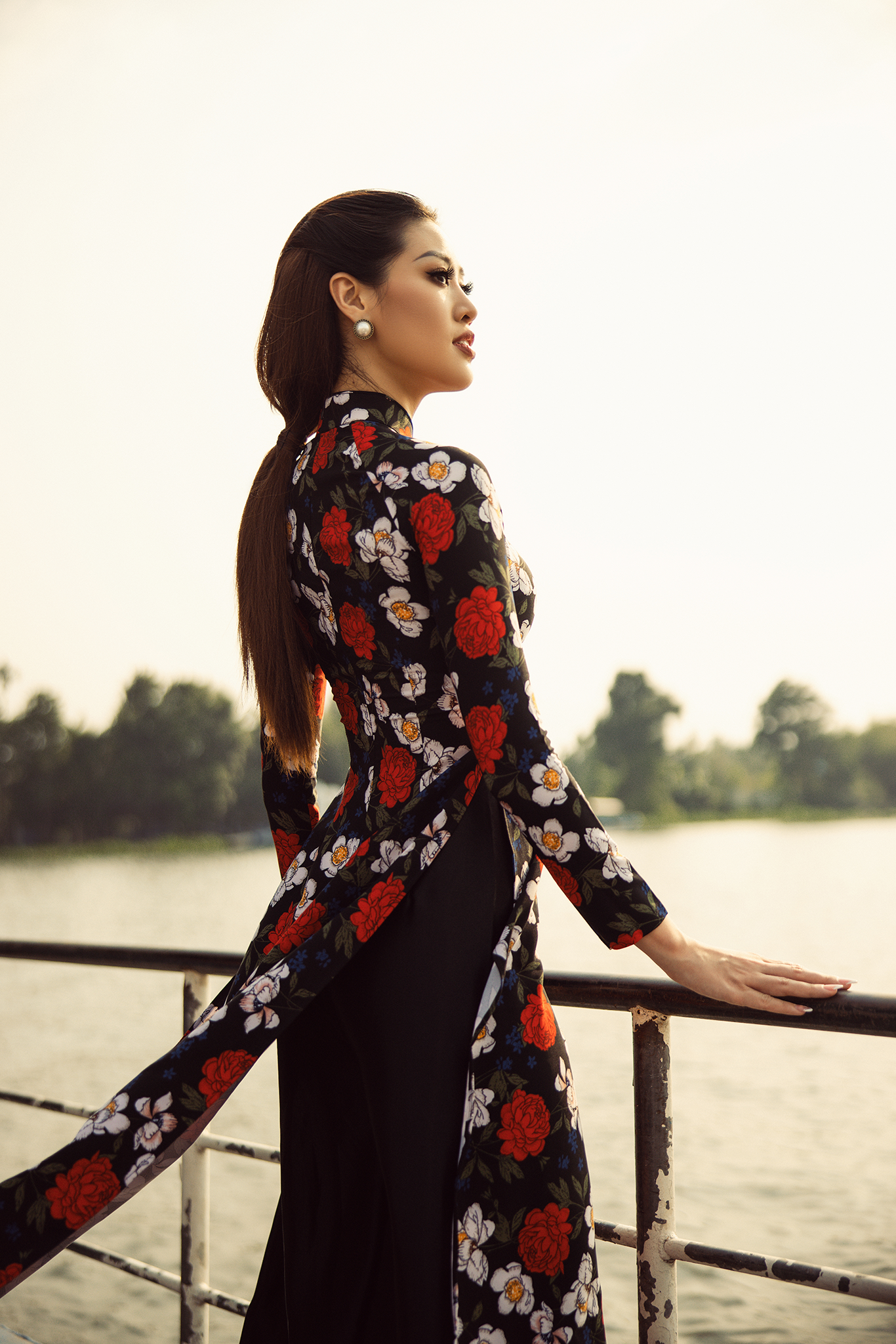 ặc trưng của phụ nữ Việt Nam truyền thống, dịu dàng và đằm thắm. Hoa hậu Khánh Vân chú trọng đặc tả những dòng cảm xúc ấy bằng những dáng nhẹ nhàng, nữ tính, khéo khoe đường cong trong bộ áo dài