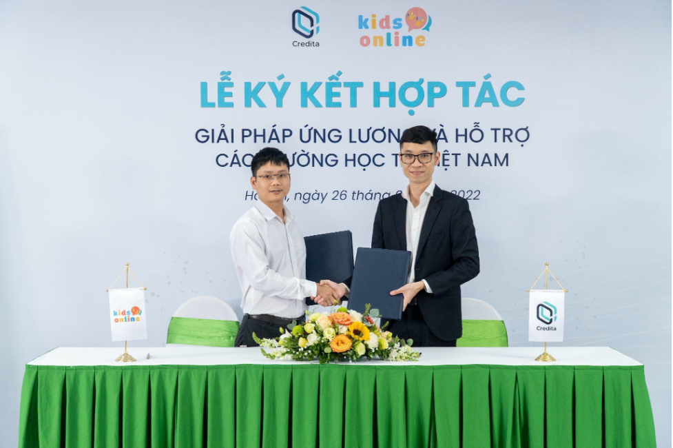 Ông Lê Huy Long - Giám đốc KidsOnline và Ông Đặng Bảo Linh - Thành viên HĐQT, Phó Giám đốc Credita tại buổi ký kết