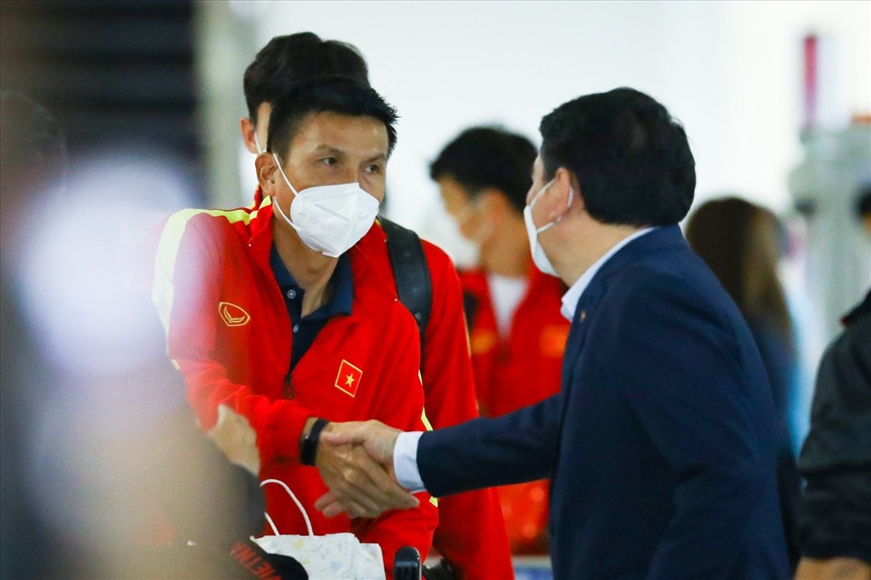 Tổng Thư kí Liên đoàn bóng đá Việt Nam Lê Hoài Anh trực tiếp ra sân bay đón đội tuyển Việt Nam.