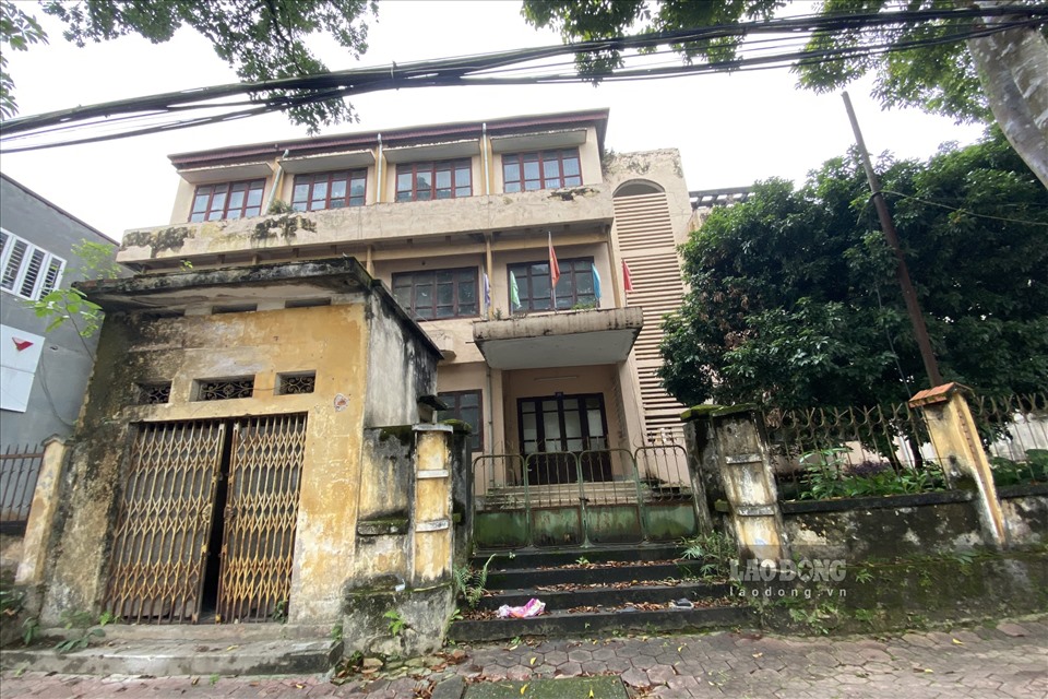 Cách đó không xa, trụ sở Chi cục bảo vệ thực vật tỉnh Lào Cai cũng trong tình trạng cửa đóng then cài hơn 10 năm qua.