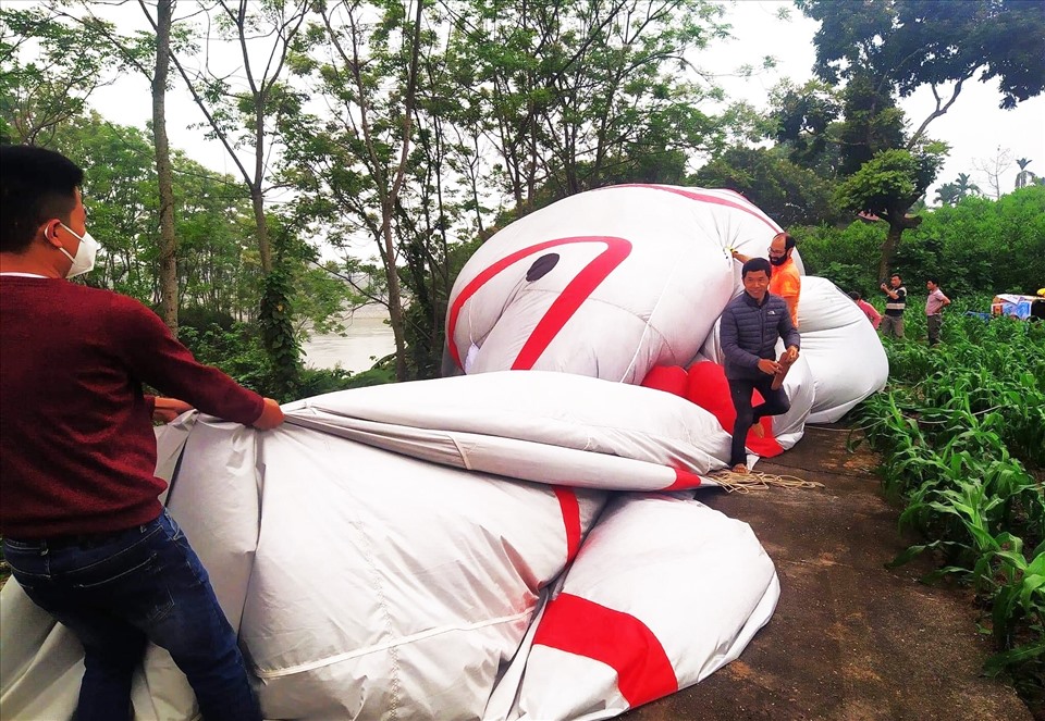 Một chiếc khinh khí cầu hạ cánh xuống địa điểm gần thành phố Tuyên Quang.