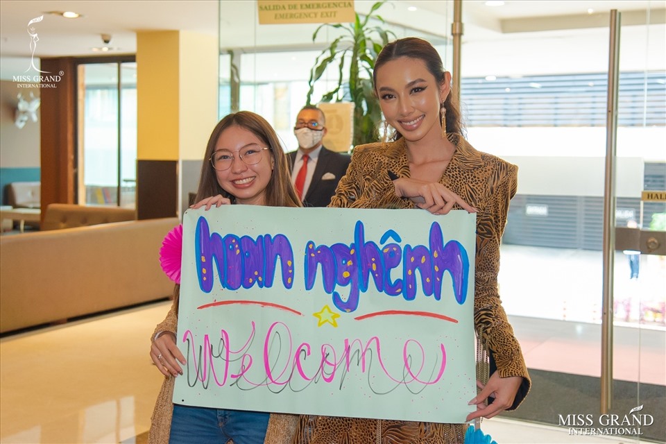 những tấm biển được trang trí bằng tay với những dòng chữ vô cùng đáng yêu như: “I love you Miss Grand International.” Không những thế, người hâm mộ của Thùy Tiên tại Colombia còn viết cả tiếng Việt để thể hiện sự yêu mến cũng như sự trân trọng dành cho nàng hậu đến từ Việt Nam.