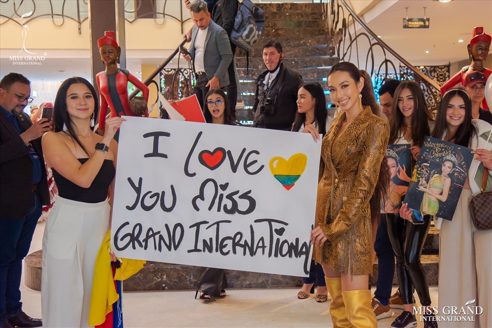 những tấm biển được trang trí bằng tay với những dòng chữ vô cùng đáng yêu như: “I love you Miss Grand International.” Không những thế, người hâm mộ của Thùy Tiên tại Colombia còn viết cả tiếng Việt để thể hiện sự yêu mến cũng như sự trân trọng dành cho nàng hậu đến từ Việt Nam.