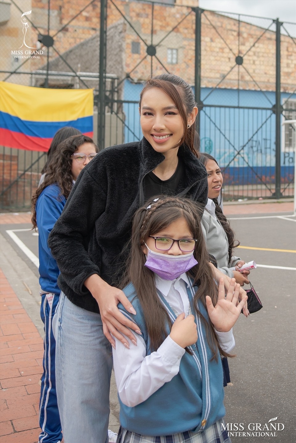 Người đẹp đã cùng chủ tịch Miss Grand International đến thăm và tham gia học tập ngoại khóa cùng các em nhỏ tại tổ chức từ thiện Fundacion Alfred Nobel thuộc Bogota - Thủ đô Colombia. Ảnh: NVCC.