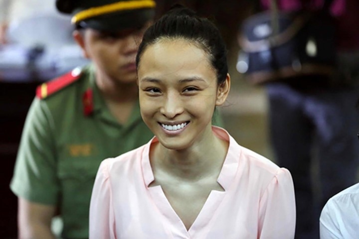 Hoa hậu Trương Hồ Phương Nga bên trên Toàn án. Ảnh: MXH
