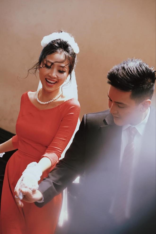 MC Liêu Hà Trinh và ông xã tương lai hạnh phúc chụp hình cưới. Ảnh: NVCC