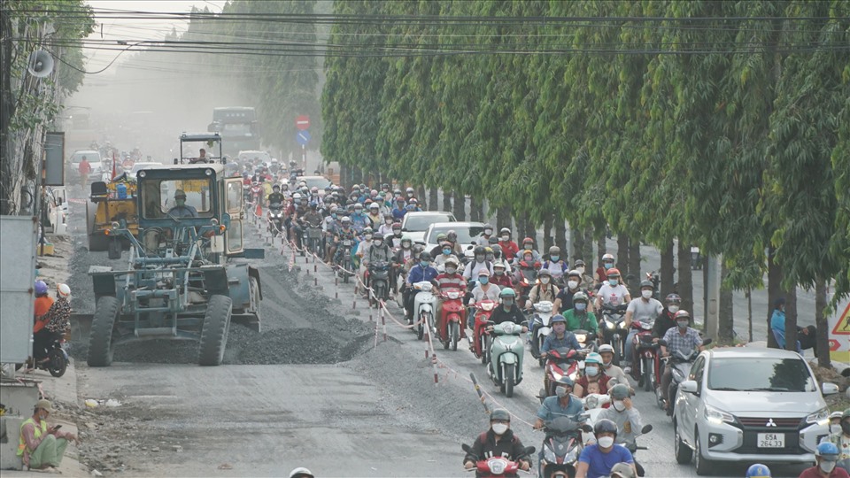 Tuyến đường Nguyễn Văn Cừ là một trong 5 tuyến đang được đầu tư nâng cấp để chống ùn tắc giao thông cũng như ngập úng mỗi khi triều cường hoặc mưa lớn. Để giải quyết tình trạng trên, hơn một tháng qua, tuyến đường này đã được triển khai thi công.