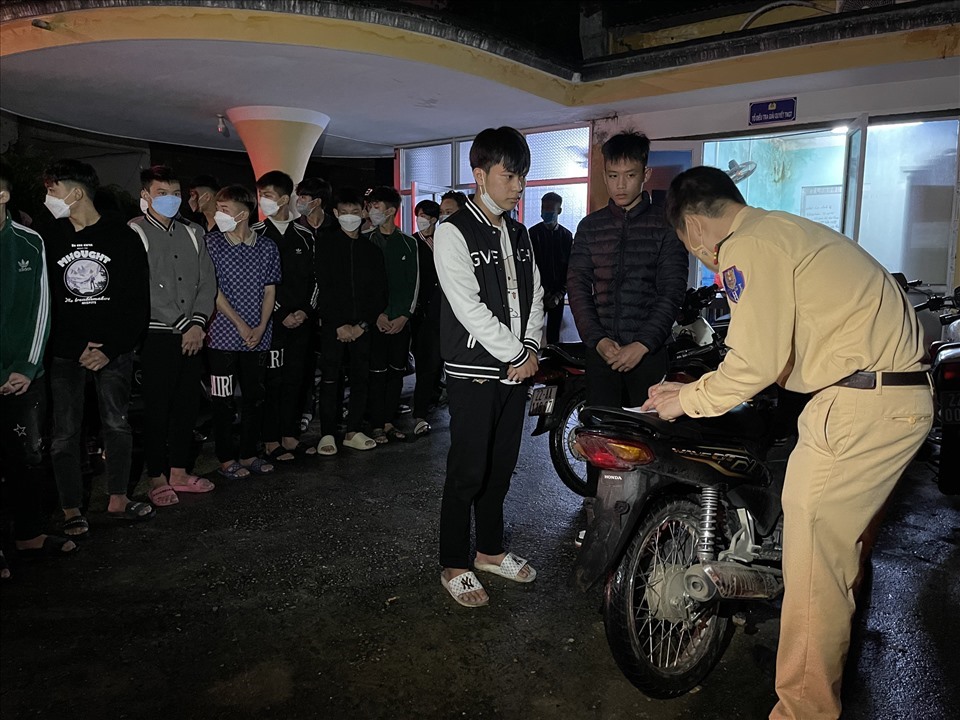 Lực lượng chức năng TP. Tuyên Quang lấy lời khai của nhóm quái xe lạng lách, bốc đầu xe máy trong đêm 30.3.