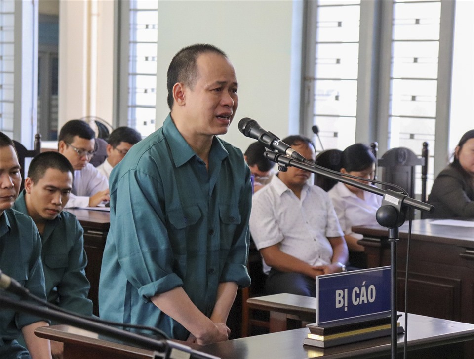 Bị cáo Nguyễn Đức Mạnh bật khóc tại tòa cuối năm 2018. Ảnh: DT