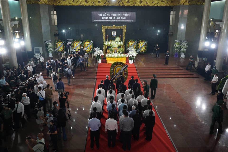 Trưa ngày 31.3, tại Nhà tang lễ quốc gia phía Nam (số 5, Phạm Ngũ Lão, phường 3, quận Gò Vấp) đã diễn ra lễ viếng ông Lê Hòa Bình - Phó Chủ tịch Thường trực UBND TPHCM.