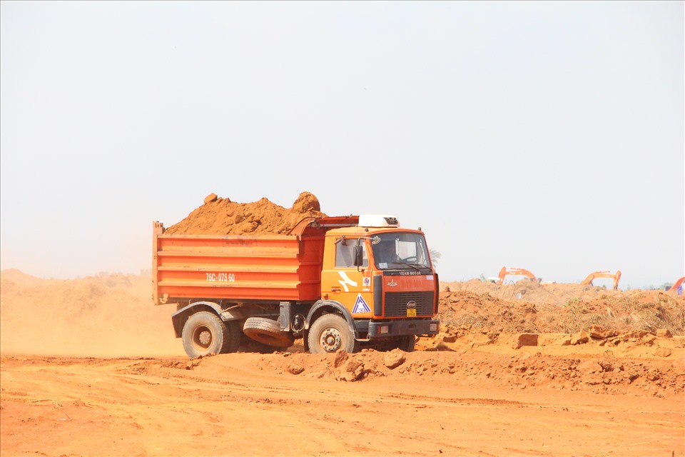 Đối với công tác chuẩn bị đầu tư cũng đã triển khai thiết kế công trình nhà ga hành khách giai đoạn 1, triển khai hạ tầng cảng hàng không, gồm 1 đường cất hạ cánh 4.000m, rộng 60m, hệ thống đường lăn, sân đỗ tàu bay đồng bộ cũng như các công trình phụ trợ như nhà ga hàng hoá, nhà để xe…