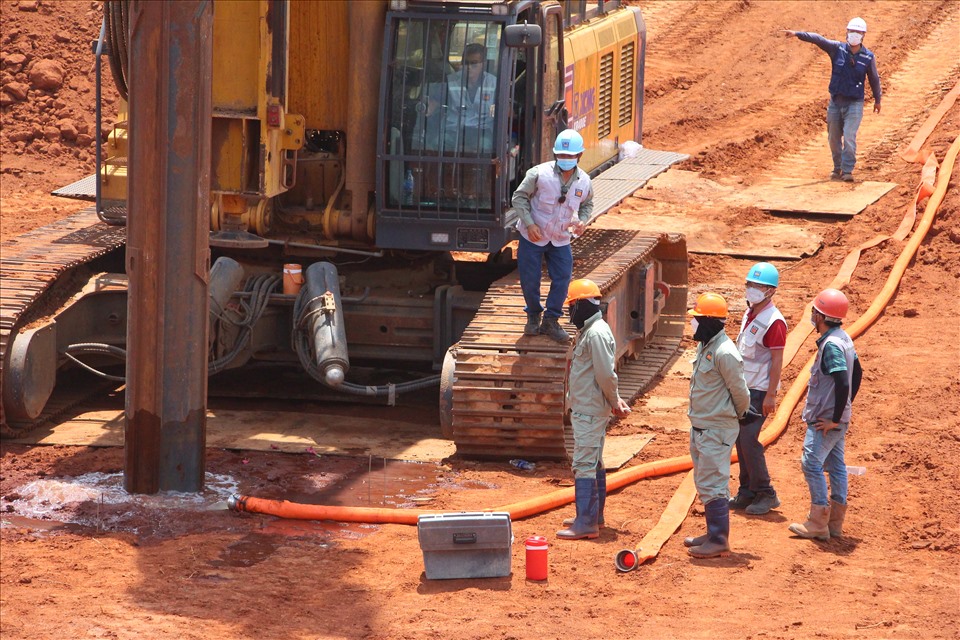 Tiến độ san nền đạt được khối lượng lớn, đạt mục tiêu thi công nhà ga hành khách và cọc nhà ga.  Với tiến độ thi công gấp rút trong 7 tháng. Trong đó có 2 tháng thi công thí nghiệm cọc, 5 tháng thi công cọc đại trà với hơn 1.500 cọc bao gồm các loại cọc đường kính 1.200, 1.000, 800…   Khối lượng thi công lớn, nhưng yêu cầu nhà thầu và tư vấn giám sát tập trung mọi nguồn lực để thi công đẩy nhanh, nhất là 2 tháng đầu đang trong mùa khô, thời tiết thuận lợi.