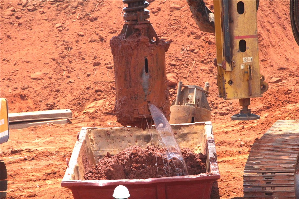 Hiện các đơn vị nhà thầu cũng cam kết hoàn thành đúng tiến độ thi công san nền thoát nước và công trình nhà ga hành khách, đảm bảo chất lượng, công trình, an toàn lao động.