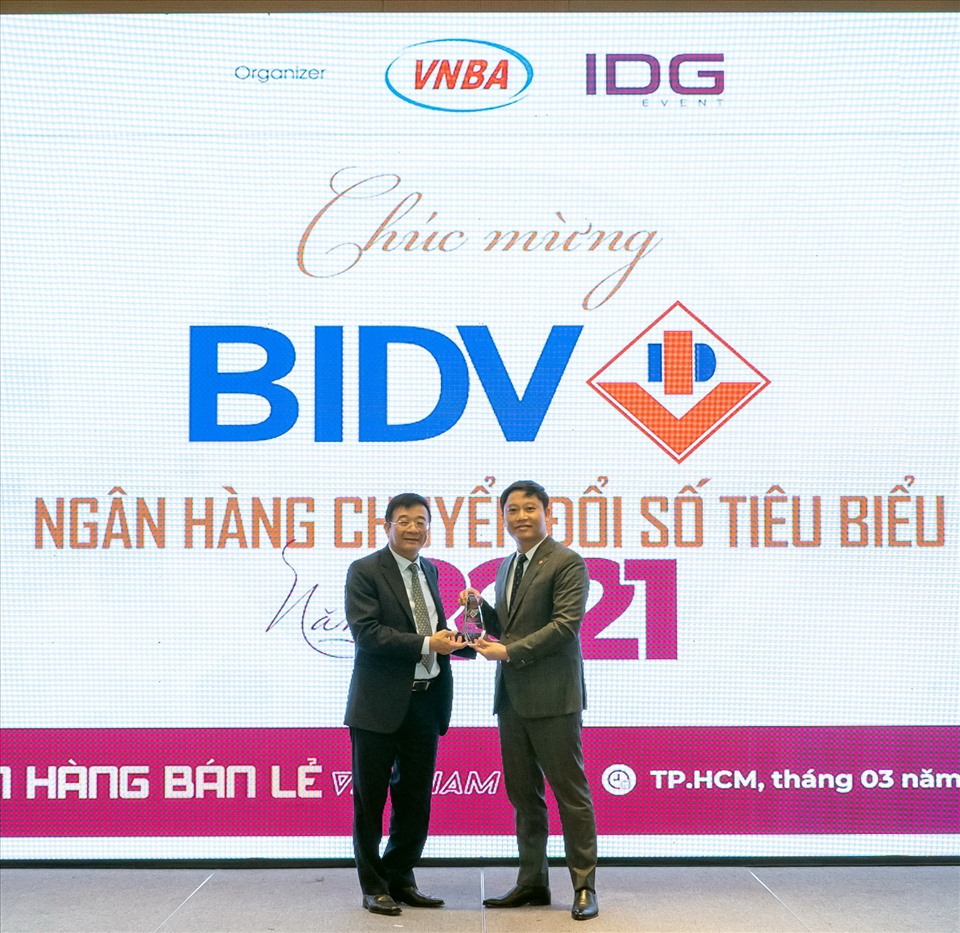 Đại diện BIDV nhận giải thưởng Ngân hàng số Tiêu biểu