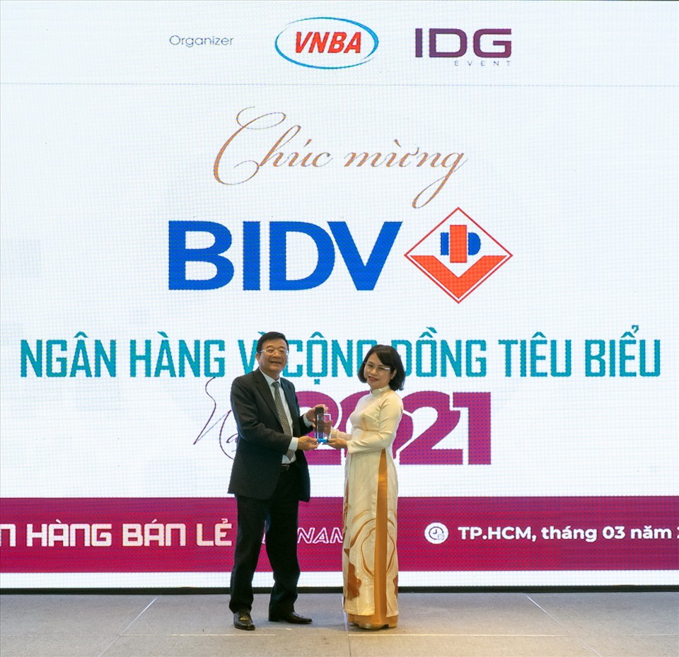 Đại diện BIDV nhận giải thưởng Ngân hàng tiêu biểu vì cộng đồng