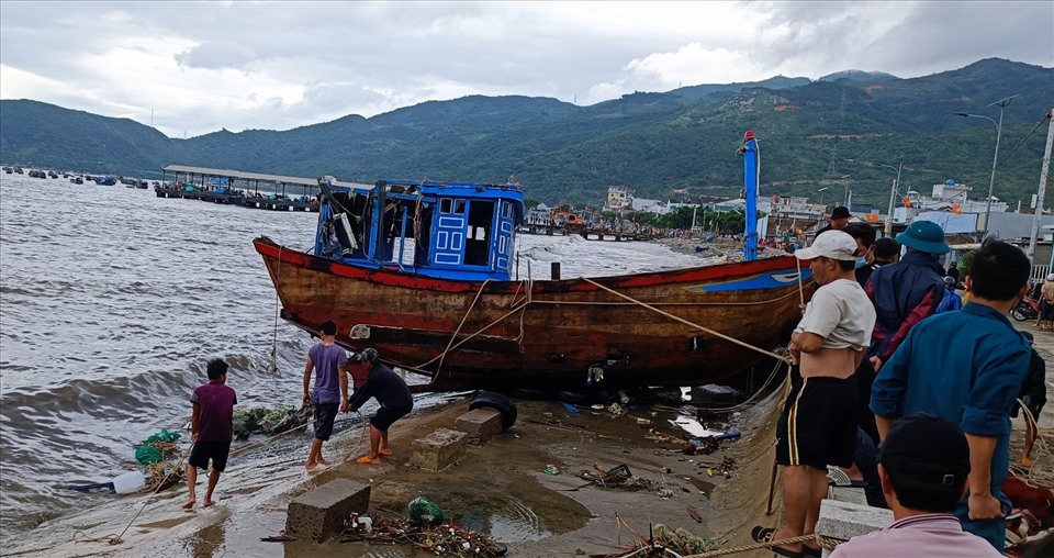 Rạng sáng 31.3, trên địa huyện Vạn Ninh có mưa to và rất to. Mưa lớn kèm sóng biển bất ngờ đánh chìm tàu cá của ngư dân neo đậu gần bờ.