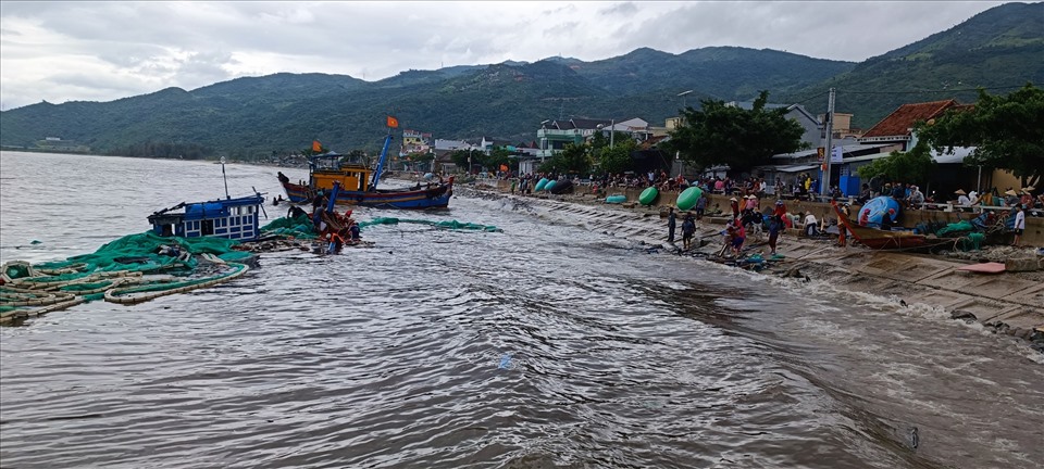 Theo người dân địa phương, sự cố tàu cá bị chìm lần này có phần bất ngờ bởi hiện nay chưa phải vào mùa mưa bão. Khi sự cố bất ngờ xảy ra,  đa phần ngư dân đều mất trắng tài sản, nợ ngân hàng.