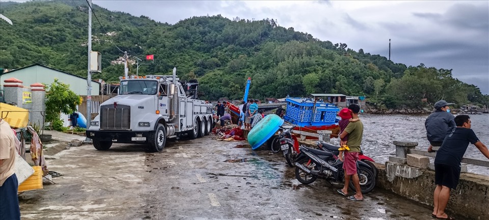 Một chiếc xe tải trọng lớn được huy động để lai dắt các tàu cá bị chìm dưới biển vào bờ. Tuy nhiên, việc cứu nạn gặp khó khăn do thời tiết xấu.