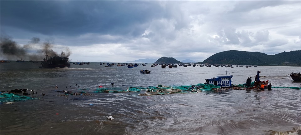 Trước tình hình thời tiết còn phức tạp, UBND huyện Vạn Ninh khuyến cáo bà con ngư dân chủ động đưa tàu cá vào bờ neo đậu an toàn.