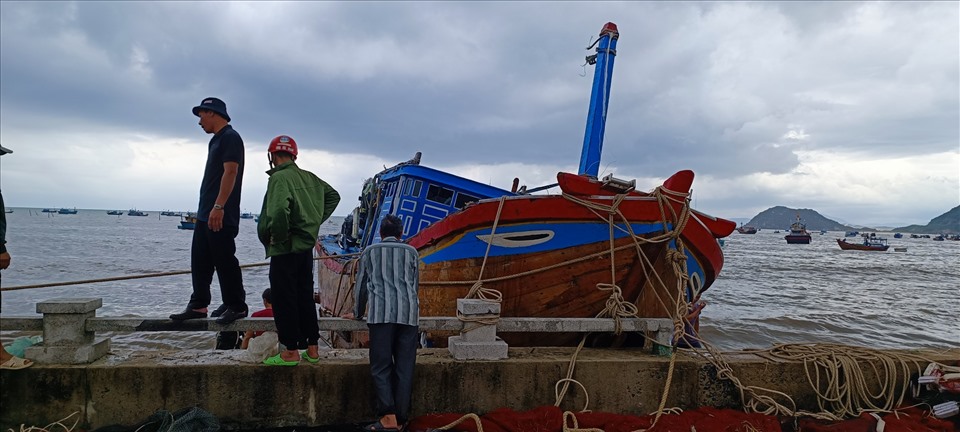 Một tàu cá tại xã Đại Lãnh được chủ tàu neo đậu kỹ càng để tránh sóng biển đánh chìm.