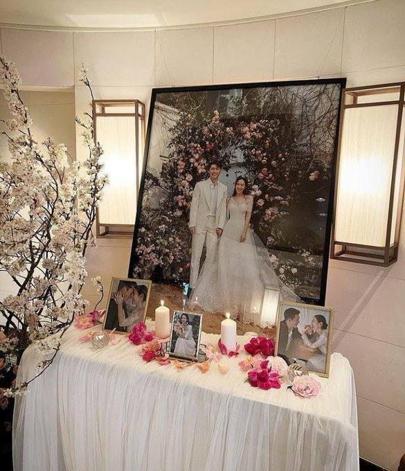 Lễ cưới của \'cặp đôi vàng\' Hyun Bin - Son Ye Jin là niềm hy vọng cho tình yêu khi xác lập tình bạn thành tình yêu đích thực. Cùng chiêm ngưỡng những khoảnh khắc lãng mạng và đầy cảm xúc của họ trong ngày trọng đại nhé!