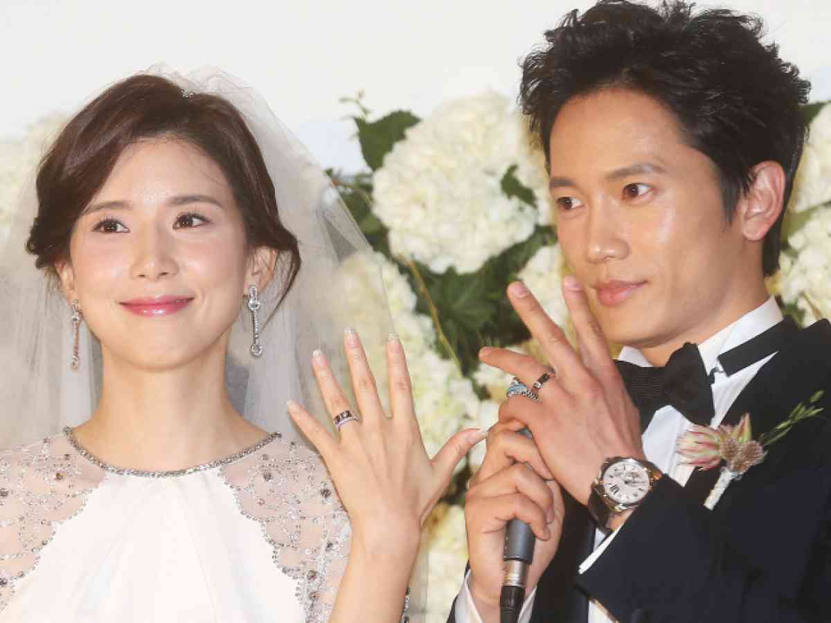 Ji Sung và Bo Young kết hôn sau 6 năm hạnh phúc.