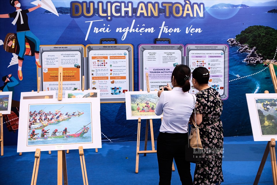Khu trưng bày những ảnh các hoạt động lễ hội, phong cảnh Việt Nam thu hút rất nhiều người chụp ảnh check-in.