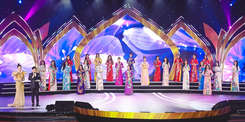 Các thí sinh trình diễn trang phục áo dài, biểu tượng của đất nước Việt Nam.