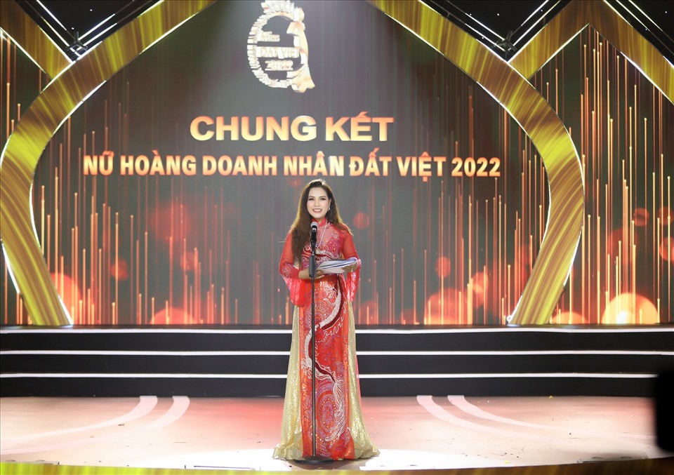 Thạc sĩ Đặng Gia Bena - Trưởng BTC cuộc thi “Nữ hoàng doanh nhân đất Việt 2022” phát biểu. Ảnh: BTC.