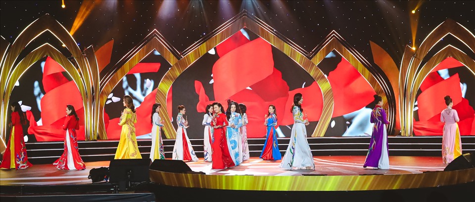 Các thí sinh trình diễn trang phục áo dài, biểu tượng của đất nước Việt Nam.
