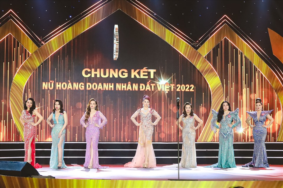 Top 7 thí sinh bước vào vòng thi ứng xử để dành lấy ngôi vị cao nhất của Nữ hoàng doanh nhân đất Việt 2022.
